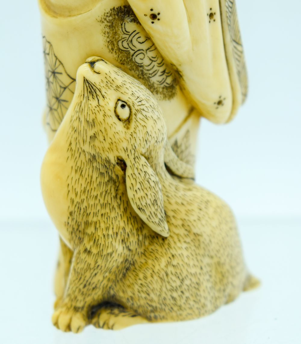 A 19TH CENTURY JAPANESE MEIJI PERIOD CARVED IVORY OKIMONO modelled as a buddha and a hare. 17 cm hig - Bild 4 aus 6