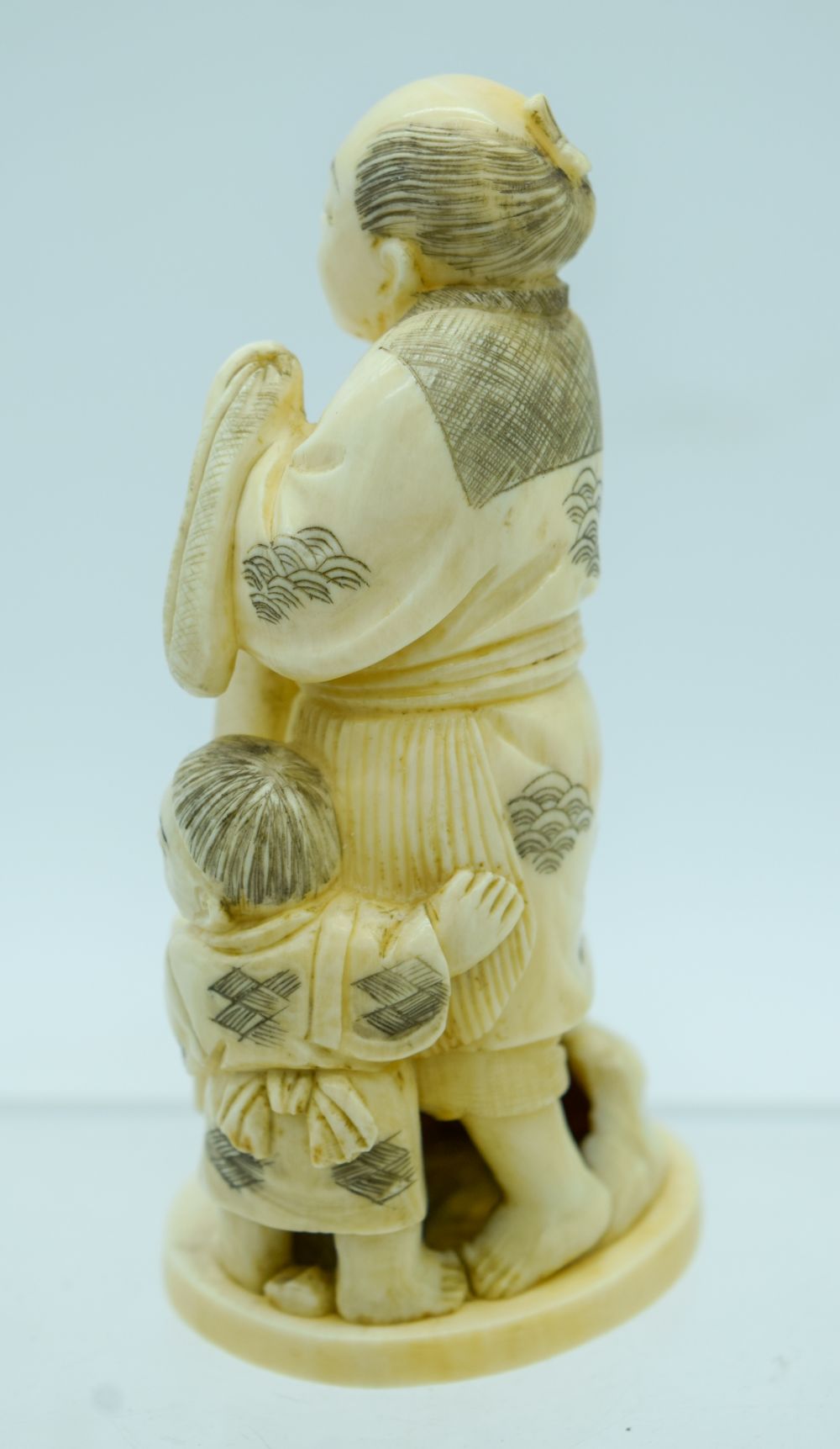 A 19TH CENTURY JAPANESE MEIJI PERIOD CARVED IVORY OKIMONO modelled as a father and son. 10 cm high. - Bild 2 aus 4