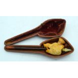AN ANTIQUE MEERSCHAUM AND AMBER HOGS HEAD PIPE. 13 cm wide.