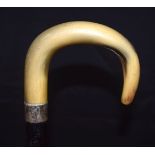 A 19TH CENTURY CONTINENTAL CARVED BUFFALO HORN HANDLED WALKING CANE. 83 cm long.