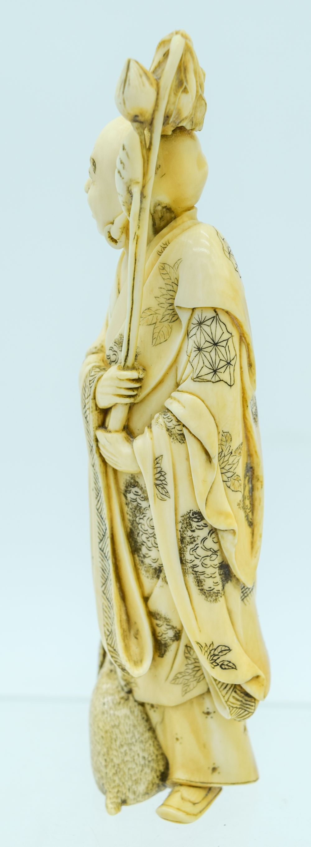 A 19TH CENTURY JAPANESE MEIJI PERIOD CARVED IVORY OKIMONO modelled as a buddha and a hare. 17 cm hig - Bild 2 aus 6