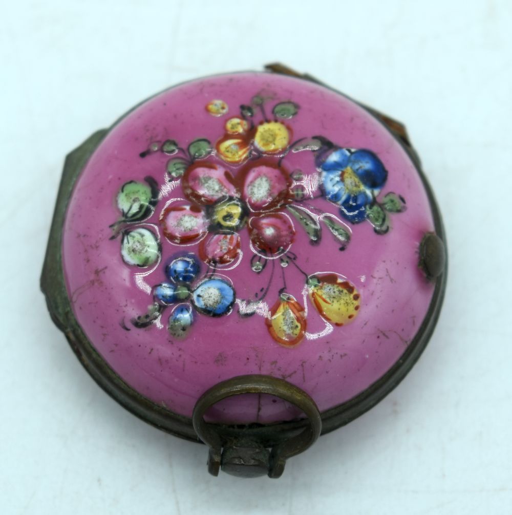 A RARE 18TH CENTURY ENGLISH ENAMEL PILL BOX AND COVER in the form of a clock face. 3.25 cm wide. - Bild 2 aus 4