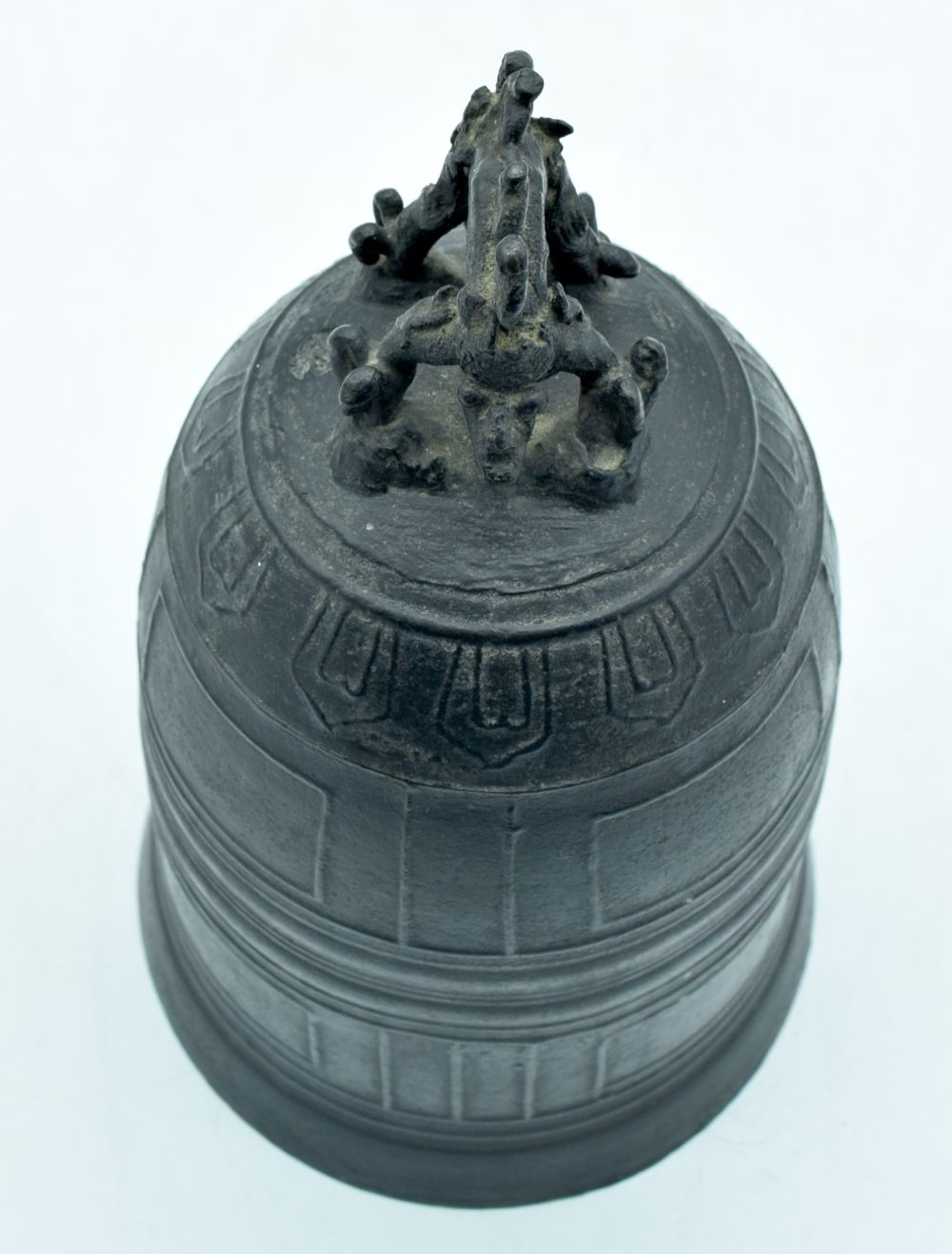 AN 18TH CENTURY JAPANESE EDO PERIOD BRONZE BELL modelled with a three claw dragon. 28 cm x 12 cm. - Bild 8 aus 8