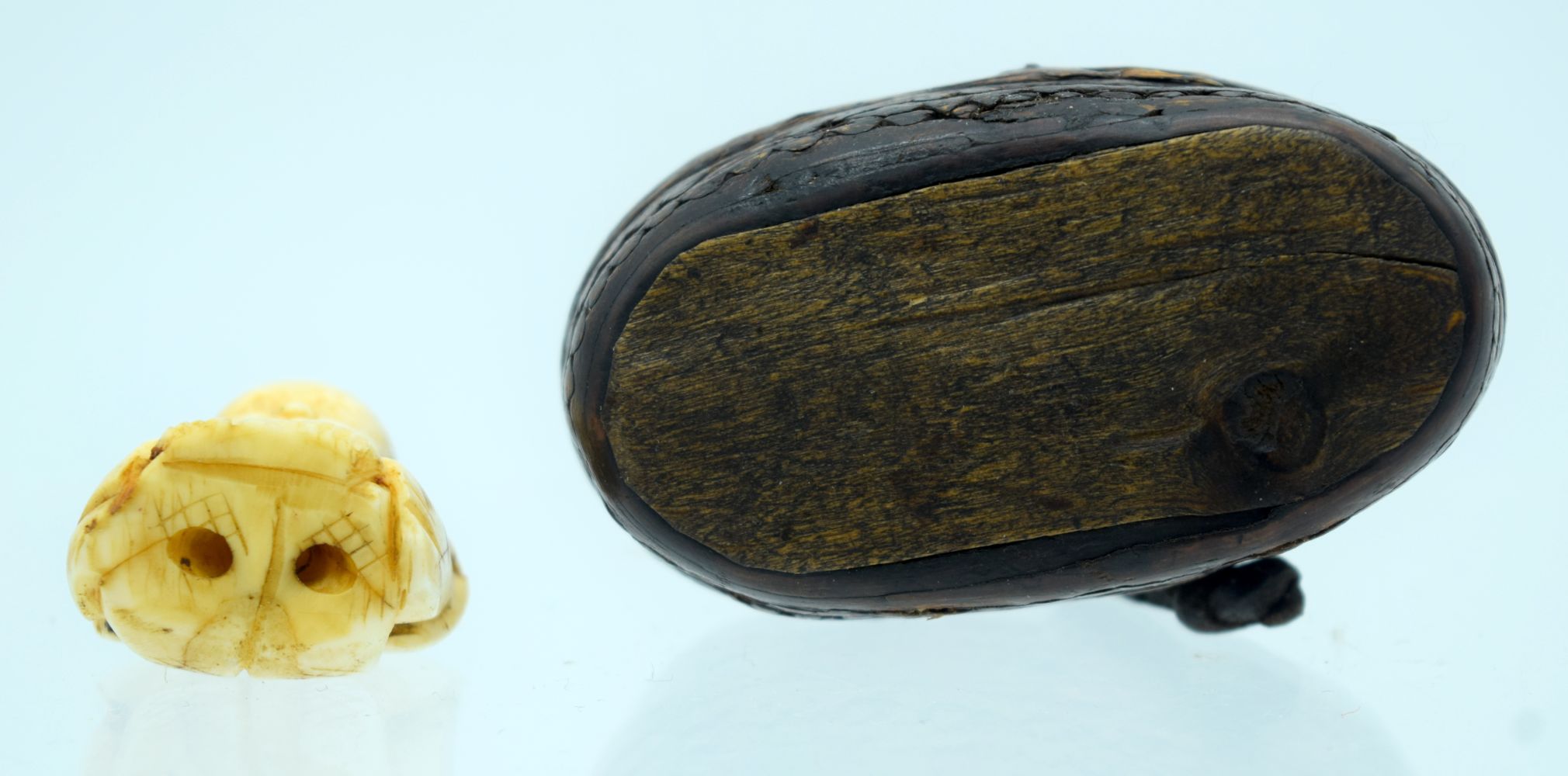 A LATE 19TH CENTURY JAPANESE MEIJI PERIOD IVORY NETSUKE together with a small Japanese wooden box. L - Bild 3 aus 3