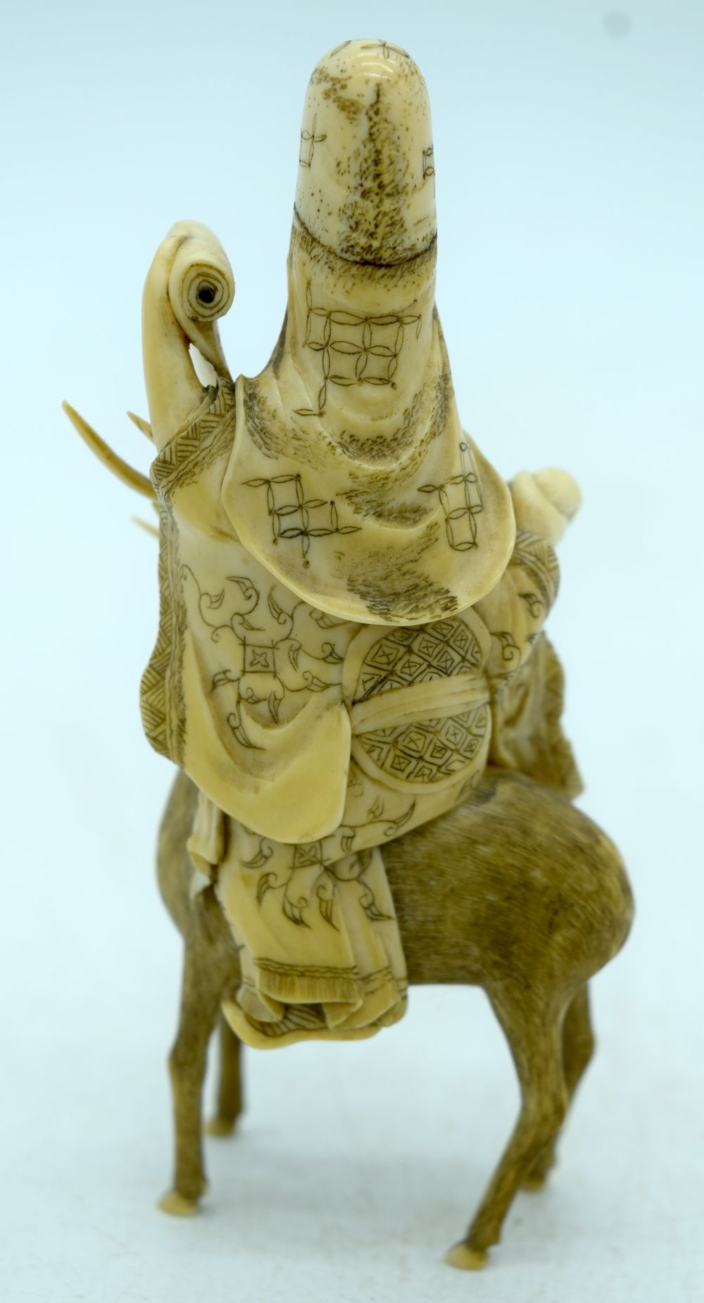 A 19TH CENTURY JAPANESE MEIJI PERIOD CARVED IVORY OKIMONO modelled holding a scroll upon a deer. 10 - Bild 4 aus 6