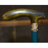 A 19TH CENTURY CONTINENTAL CARVED RHINOCEROS HORN WALKING CANE with gold mounts. 88 cm long.
