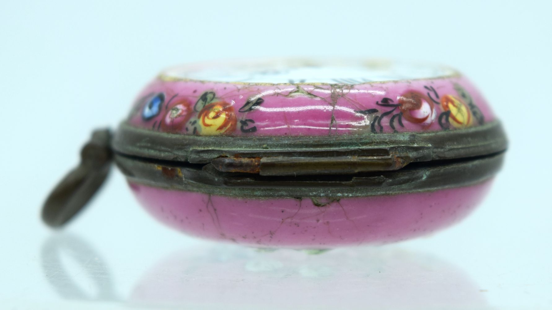 A RARE 18TH CENTURY ENGLISH ENAMEL PILL BOX AND COVER in the form of a clock face. 3.25 cm wide. - Bild 4 aus 4