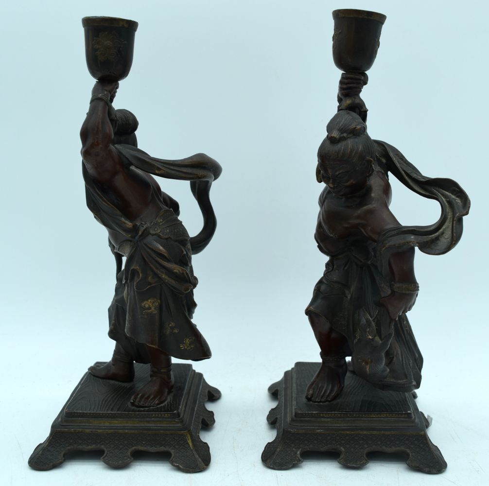 A PAIR OF 19TH CENTURY JAPANESE MEIJI PERIOD BRONZE OKIMONO CANDLESTICKS in the manner of Miyao Eisu - Bild 4 aus 10