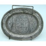 AN 18TH/19TH CENTURY DUTCH CIRCULAR SILVER FILIGREE DISH decorated in the Maltese style with foliage