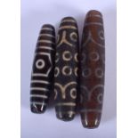 THREE CHINESE AGATE ZHU BEADS 20th Century. 6 cm long. (3)