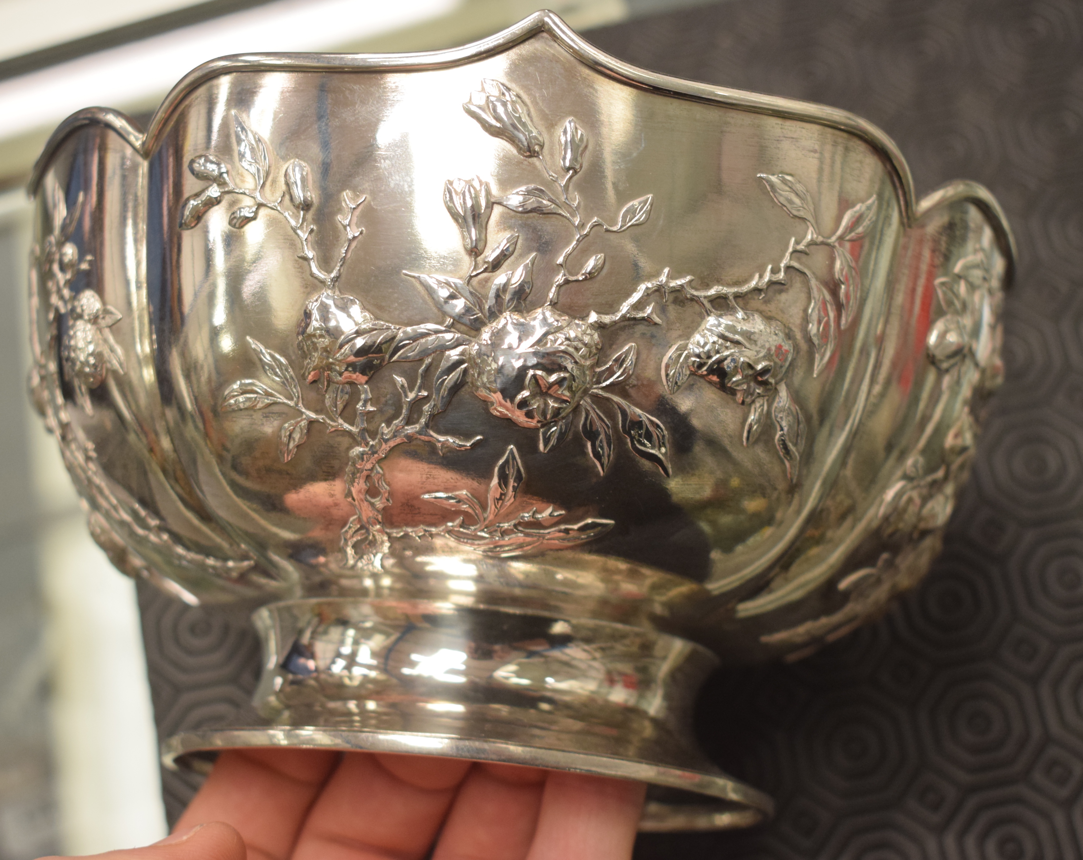 A LATE 19TH CENTURY CHINESE SCALLOPED SILVER BOWL by Zeewo, decorated with foliage and vines. 558 gr - Image 6 of 9