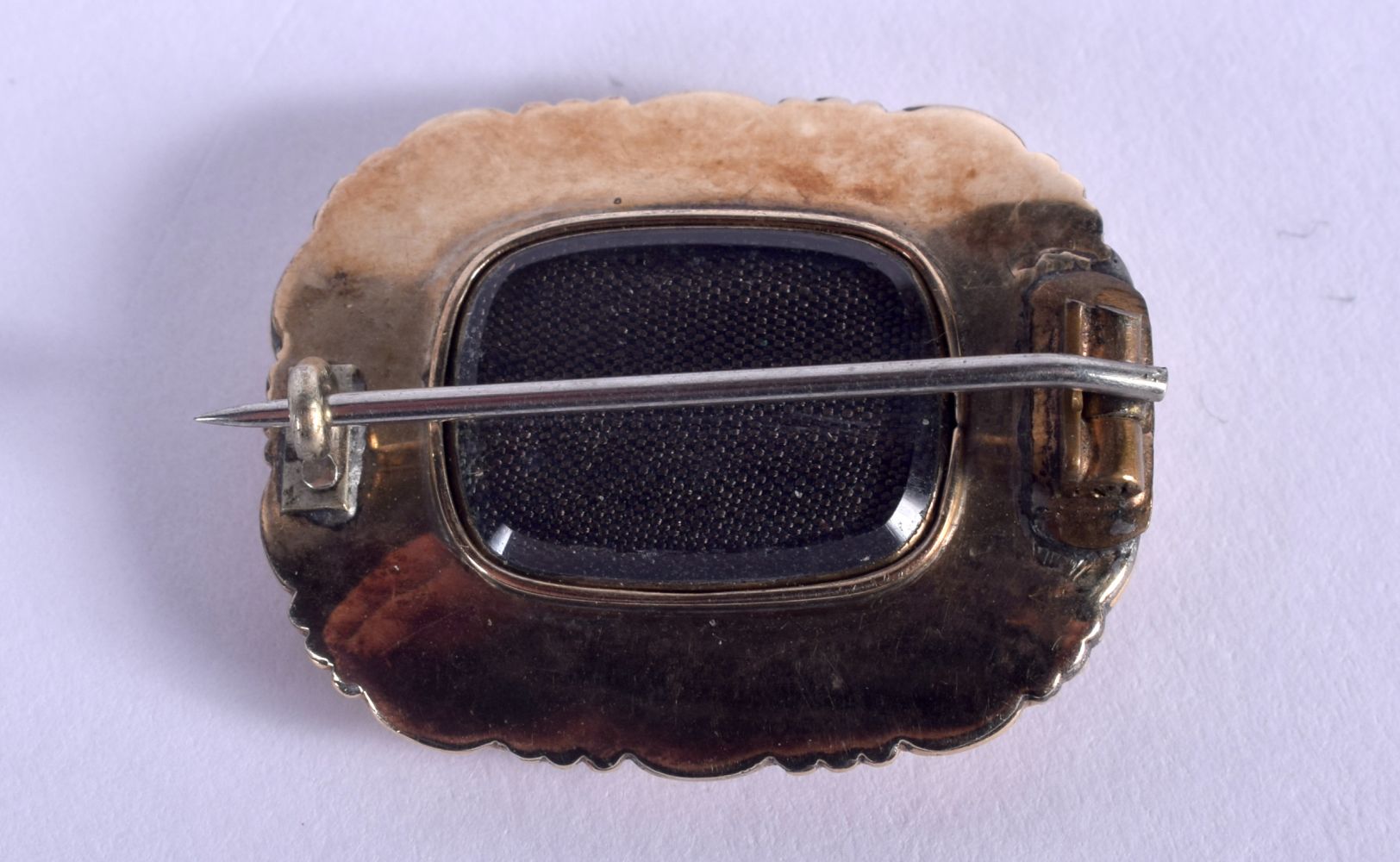 AN ANTIQUE GOLD AND ENAMEL PEARL MOURNING BROOCH. 6.6 grams. 3 cm x 2.5 cm. - Image 2 of 2