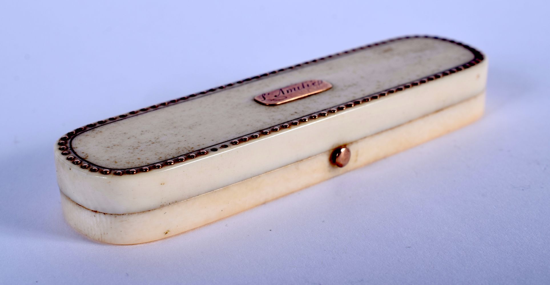 A GEORGE III GOLD INLAID IVORY BOX. 6.5 cm x 2.5 cm.