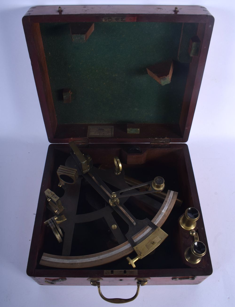 AN ANTIQUE ROBERT YOUNG & SON MARITIME SEXTANT. 20 cm x 20 cm. - Bild 3 aus 5