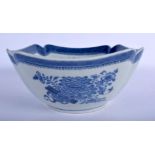 A LARGE 18TH CENTURY CHINESE BLUE AND WHITE PORCELAIN JUNKET BOWL Qianlong, painted with a fitzhugh