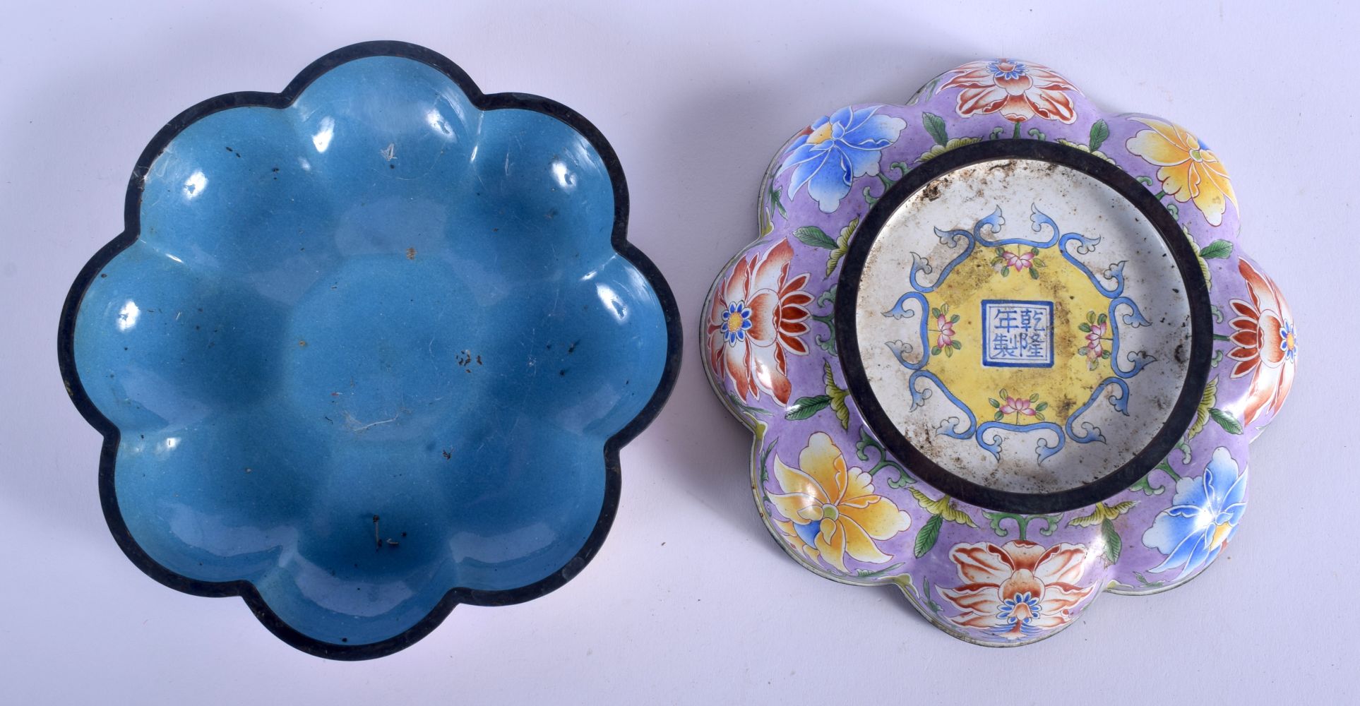 A CHINESE CANTON ENAMEL LOBED MELON FORM BOX AND COVER 20th Century, painted with floral sprays. 15 - Image 4 of 4