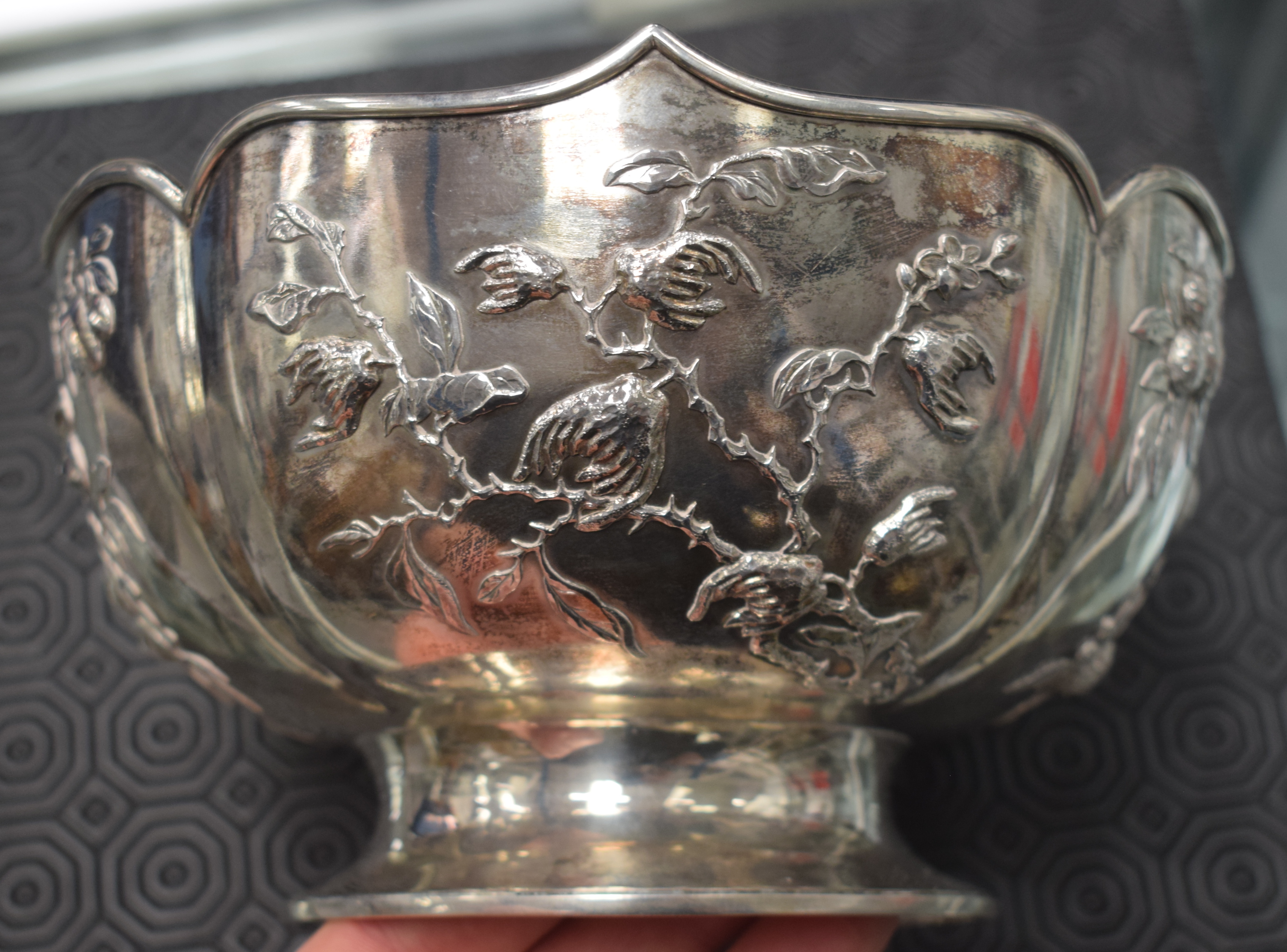 A LATE 19TH CENTURY CHINESE SCALLOPED SILVER BOWL by Zeewo, decorated with foliage and vines. 558 gr - Image 4 of 9