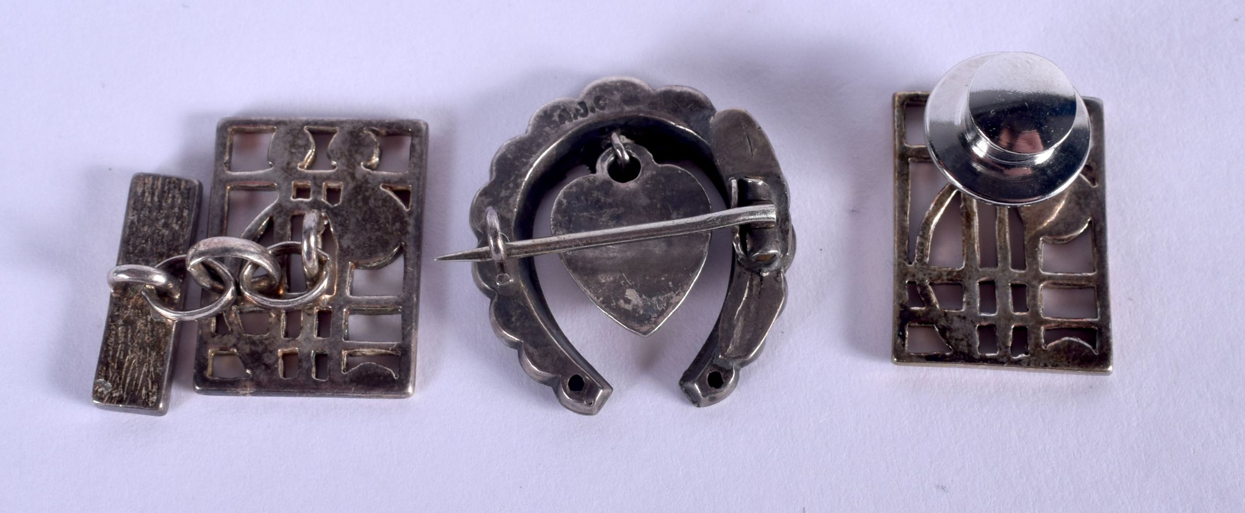 A PAIR OF RENNIE MACKINTOSH SILVER CUFFLINKS and a brooch. 10 grams. (3) - Bild 2 aus 2