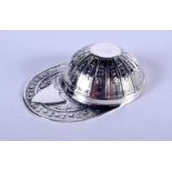 A SILVER JOCKEY HAT CADDY SPOON. 15 grams. 5.5 cm x 4 cm.