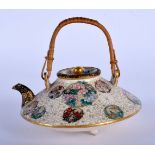 A LATE 19TH CENTURY JAPANESE MEIJI PERIOD SATSUMA TEAPOT AND COVER by Kinkozan. 9.5 cm wide.