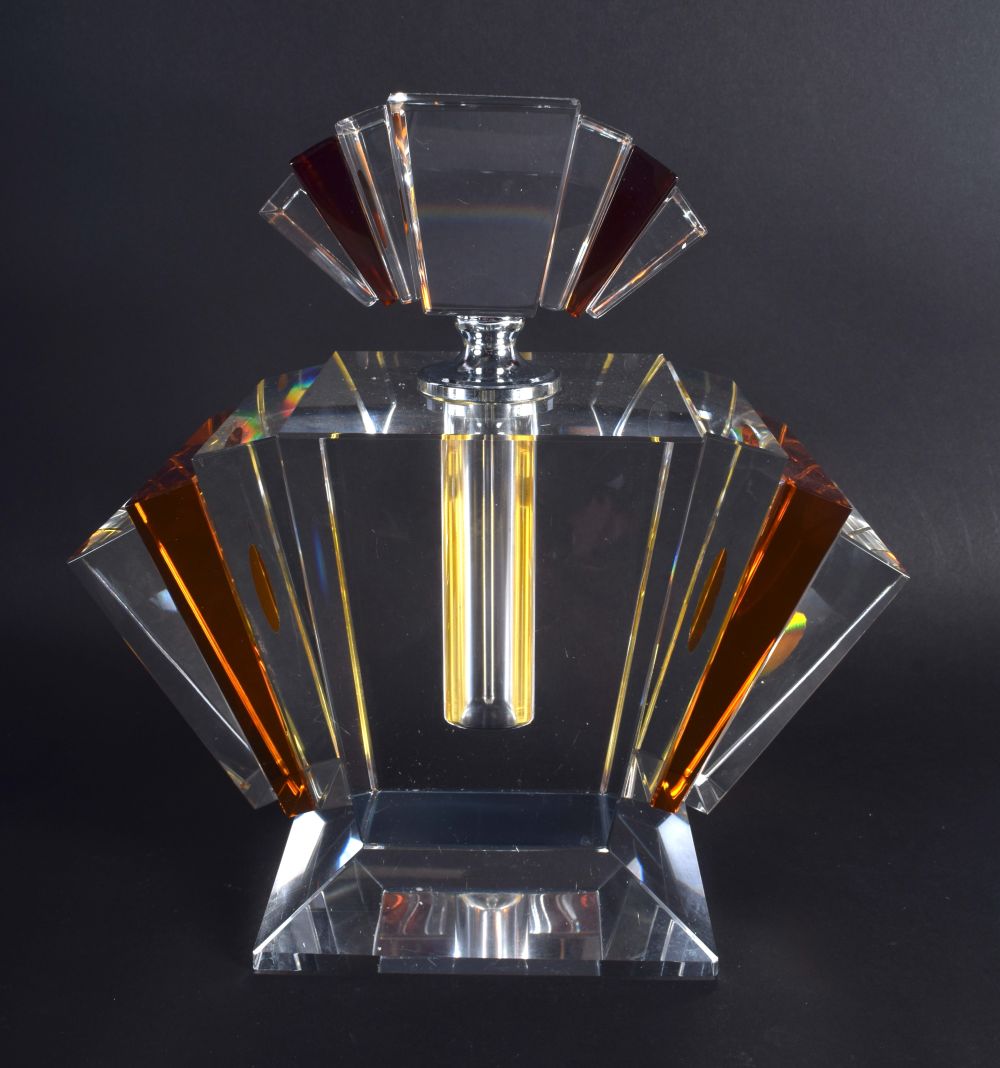 AN ART DECO STYLE AMBER AND CLEAR GLASS SCENT BOTTLE. 24 cm x 16 cm. - Image 3 of 5