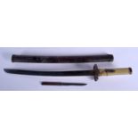 AN EARLY 20TH CENTURY JAPANESE MEIJI PERIOD WAKIZASHI SWORD with shagreen style handle and kosuka fi