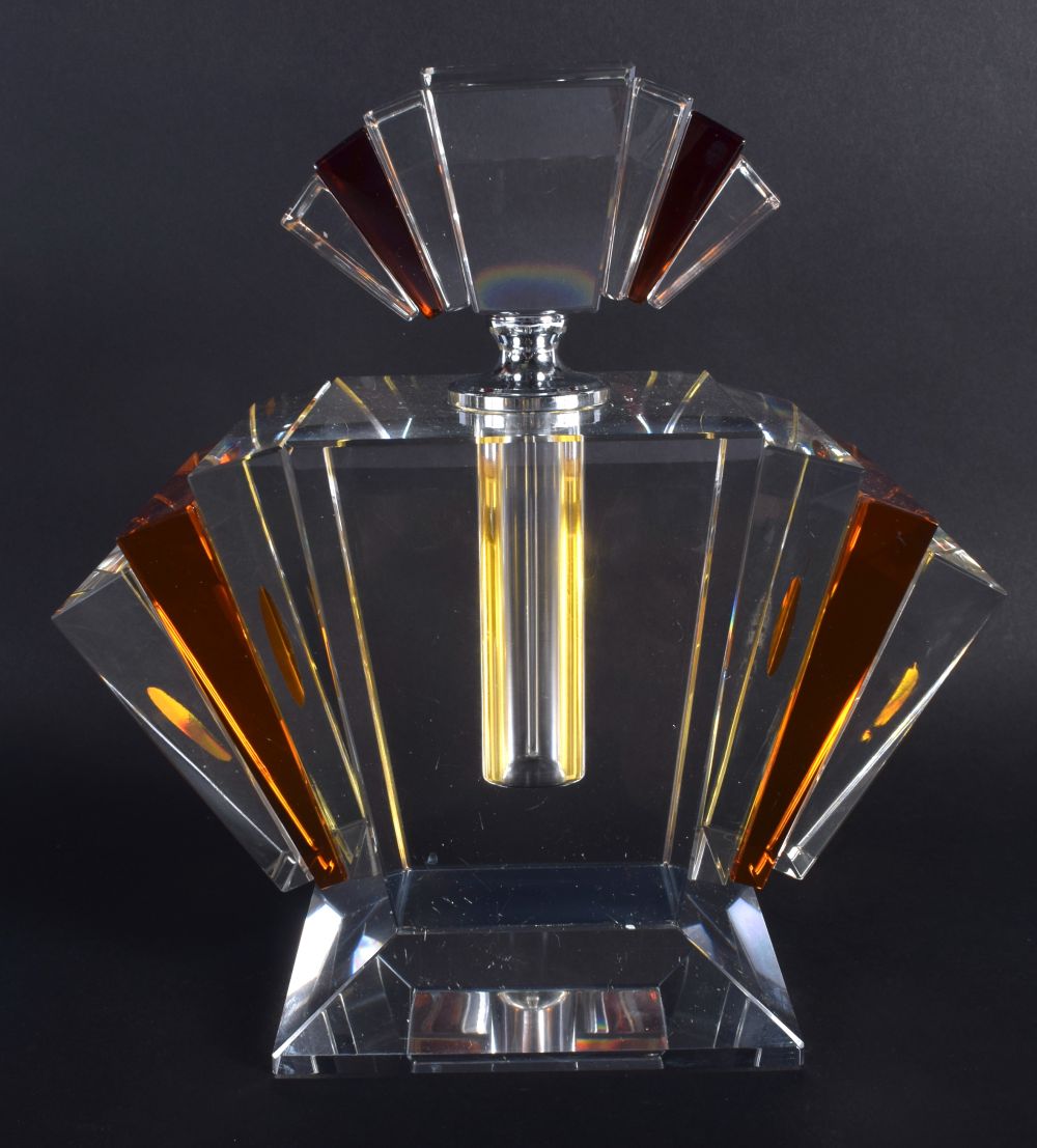 AN ART DECO STYLE AMBER AND CLEAR GLASS SCENT BOTTLE. 24 cm x 16 cm.