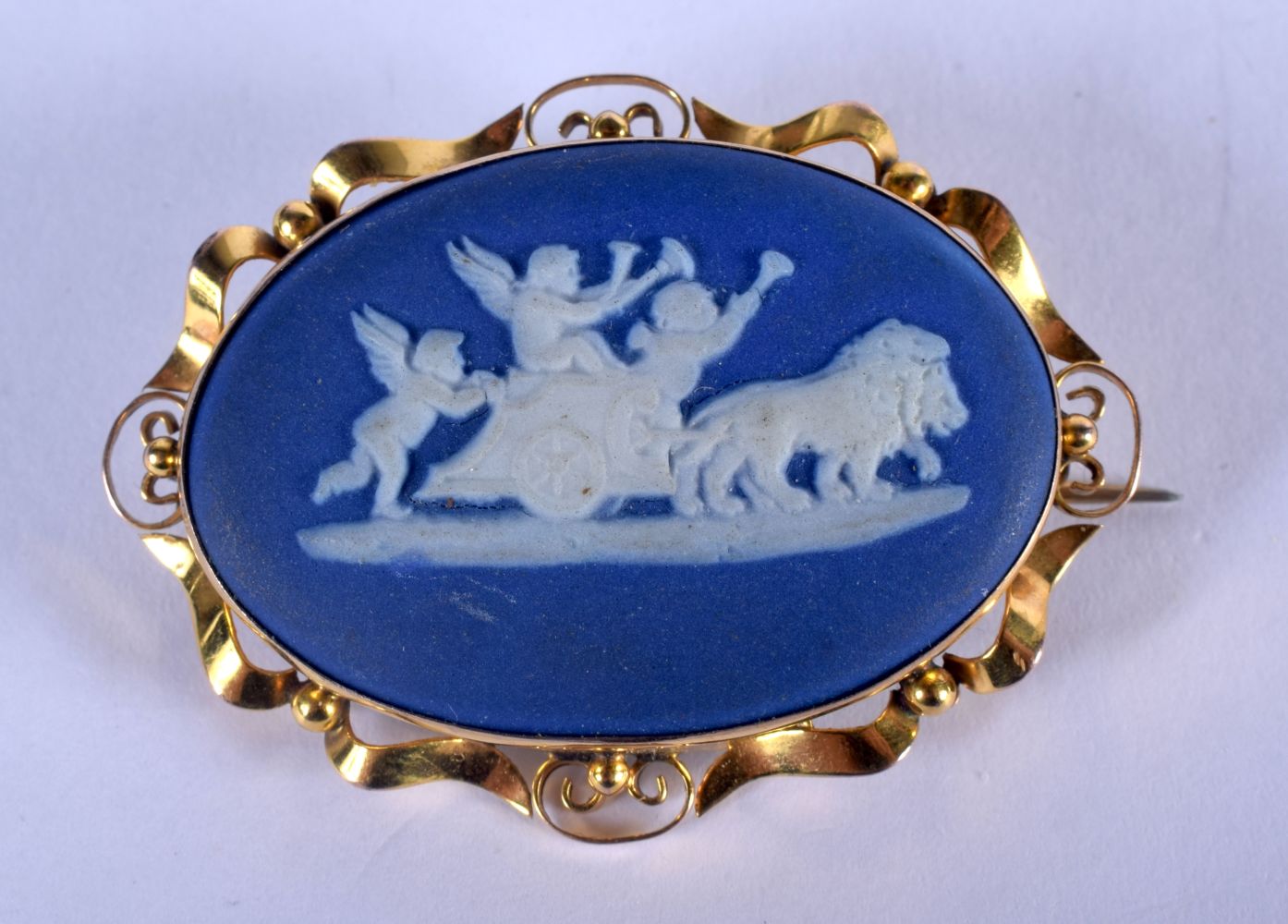 A 9CT GOLD WEDGWOOD JASPERWARE BROOCH. 10 grams. 4.5 cm x 3.5 cm.