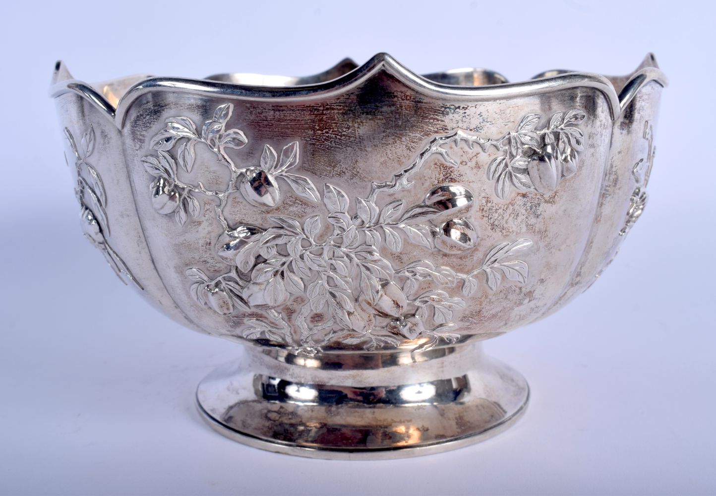 A LATE 19TH CENTURY CHINESE SCALLOPED SILVER BOWL by Zeewo, decorated with foliage and vines. 558 gr