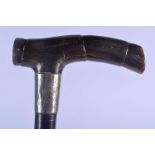 A 19TH CENTURY CONTINENTAL CARVED RHINOCEROS HORN HANDLED WALKING CANE with silver mounts. 88 cm lon