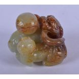 AN EARLY 20TH CENTURY CHINESE CARVED JADE BEAST. 5 cm x 3 cm.