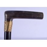 AN 18CT GOLD MOUNTED CONTINENTAL CARVED RHINOCEROS HORN WALKING CANE. 84 cm long.