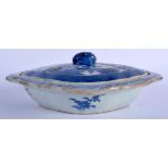 A 19TH CENTURY CHINESE BLUE AND WHITE PORCELAIN TUREEN AND COVER Qing. 28 cm x 21 cm.