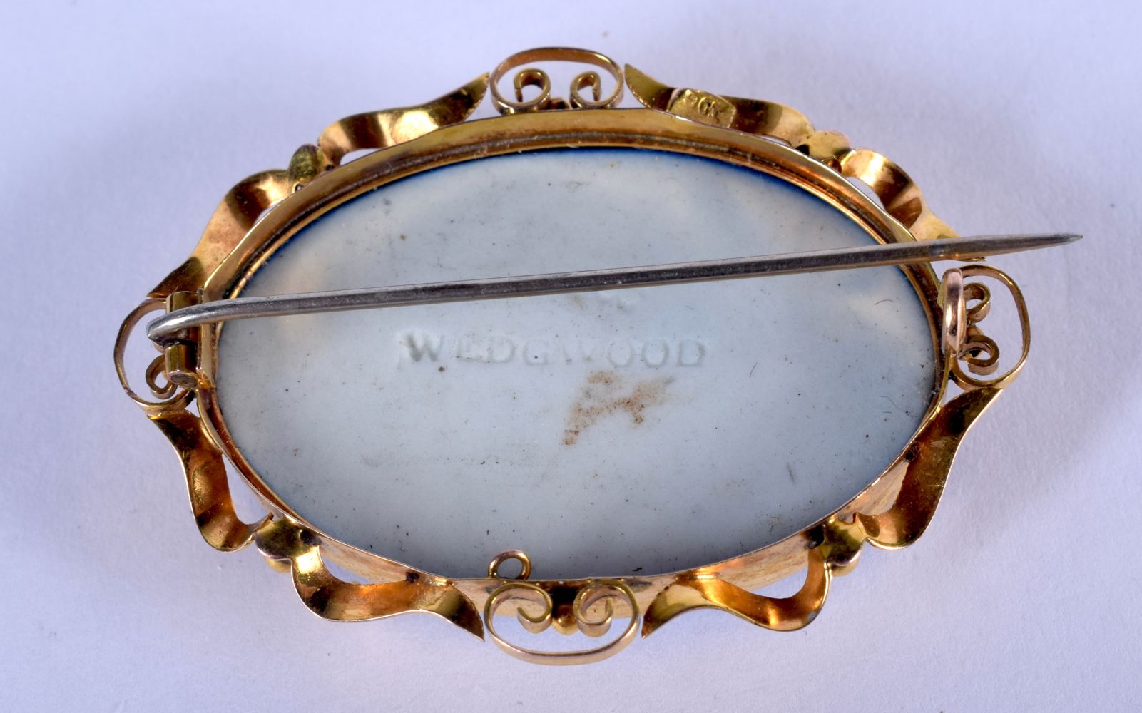 A 9CT GOLD WEDGWOOD JASPERWARE BROOCH. 10 grams. 4.5 cm x 3.5 cm. - Image 2 of 2