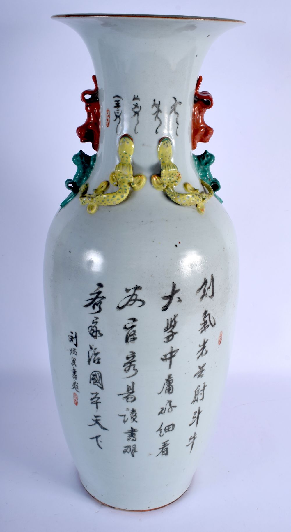 A LARGE EARLY 20TH CENTURY CHINESE FAMILLE ROSE PORCELAIN VASE Late Qing/Republic, painted with drag - Image 2 of 3