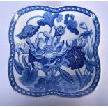 AN ANTIQUE WEDGWOOD PEARLWARE BLUE AND WHITE WATERLILY QUATREFOIL DISH. 16 cm diameter.