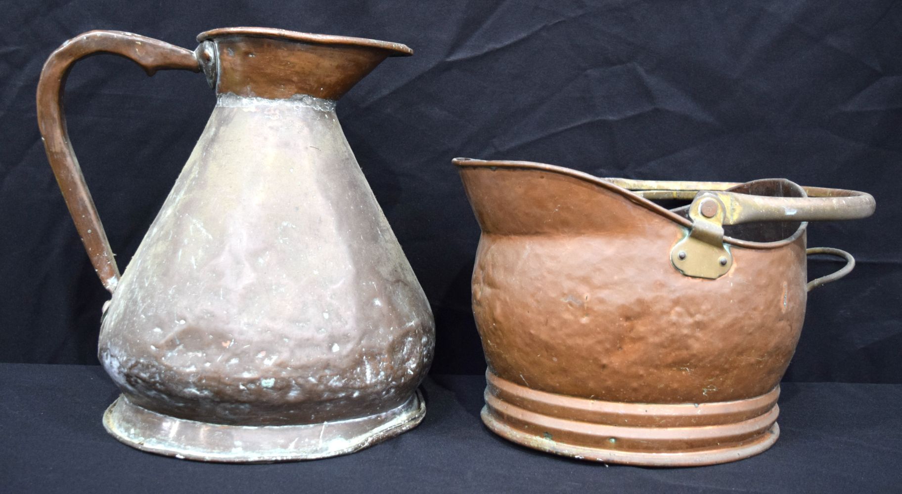 A large vintage copper jug together with a coal skuttle 34cm.(2)