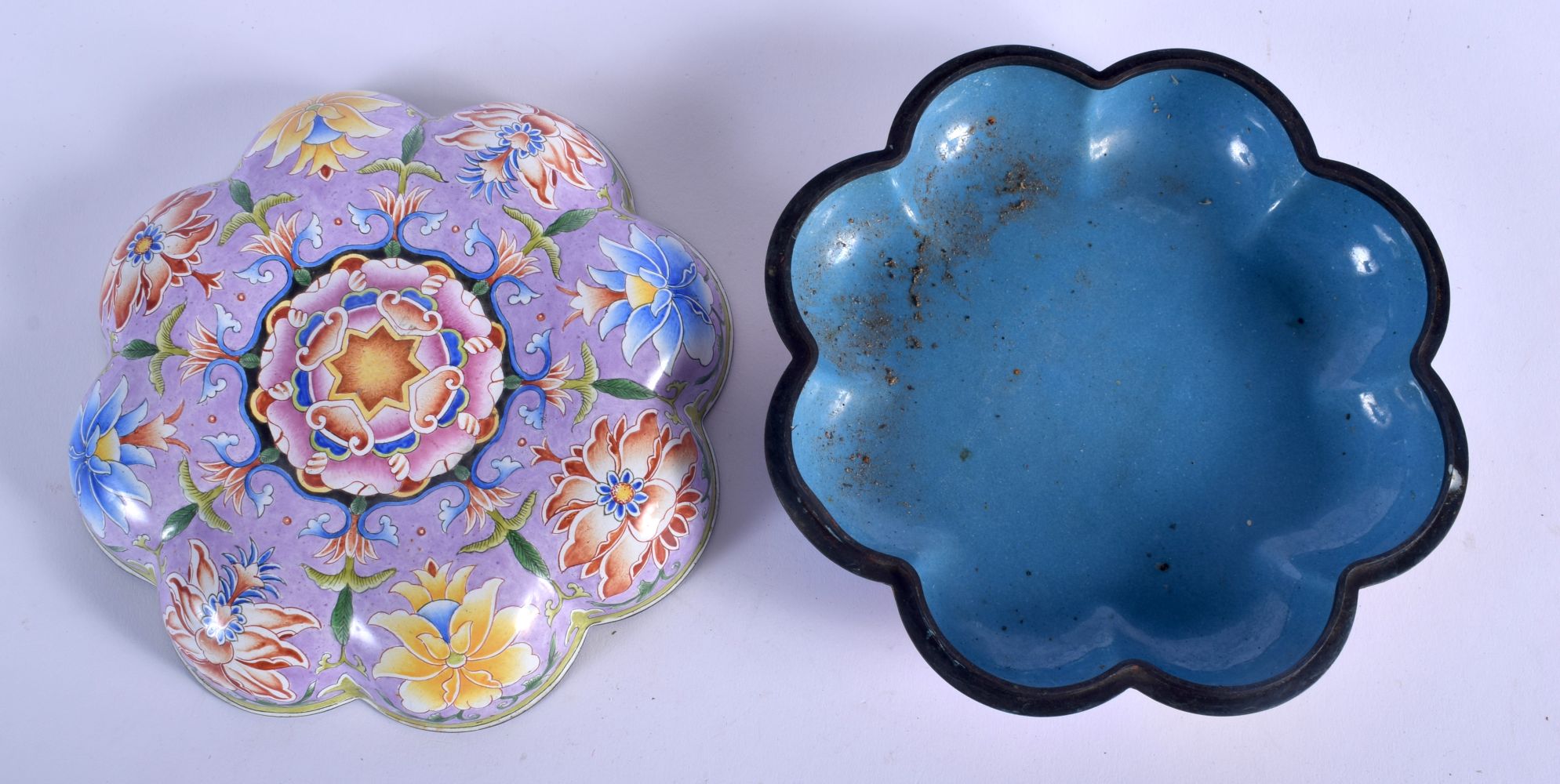 A CHINESE CANTON ENAMEL LOBED MELON FORM BOX AND COVER 20th Century, painted with floral sprays. 15 - Image 3 of 4