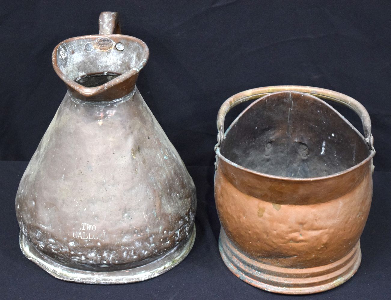 A large vintage copper jug together with a coal skuttle 34cm.(2) - Image 3 of 5