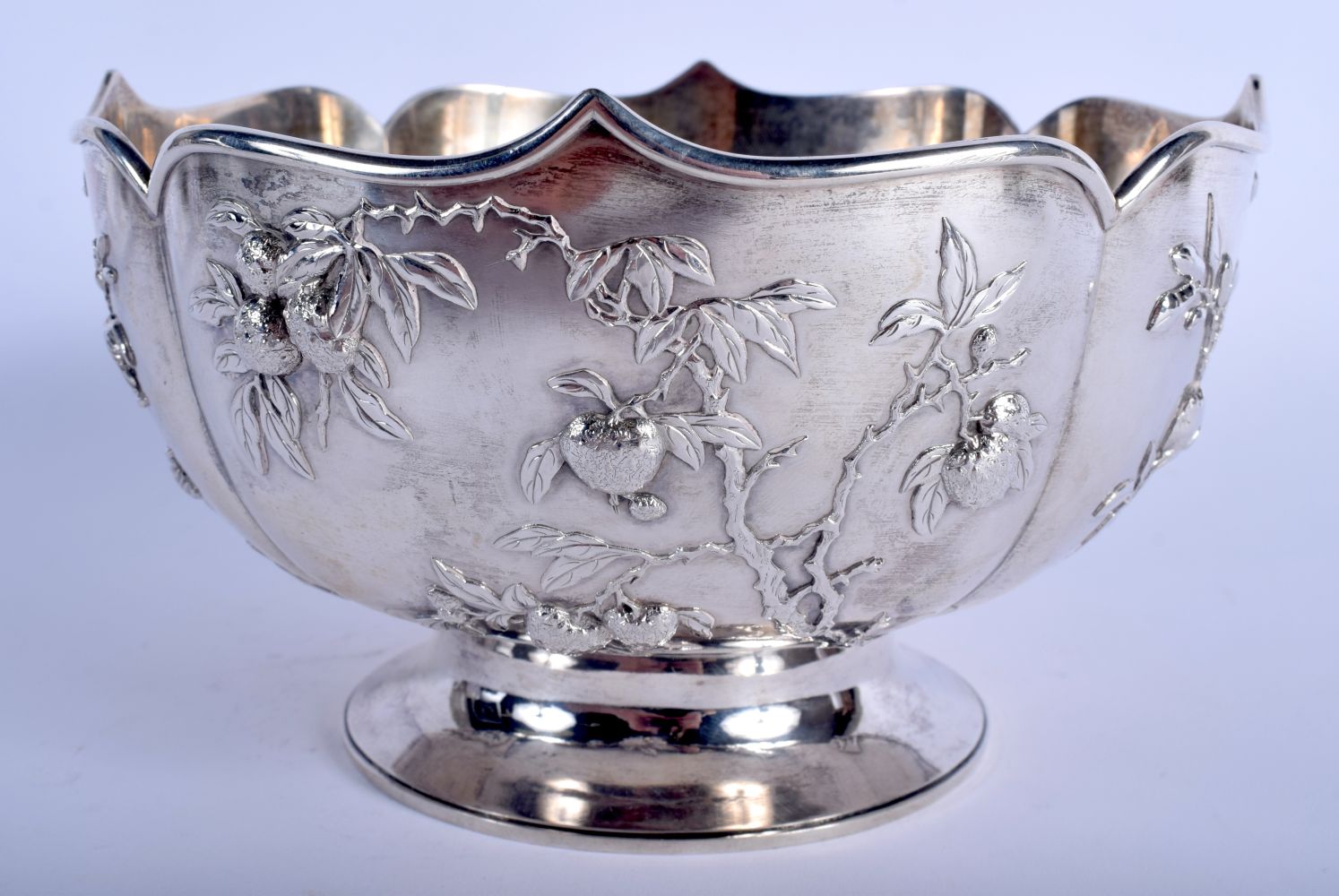 A LATE 19TH CENTURY CHINESE SCALLOPED SILVER BOWL by Zeewo, decorated with foliage and vines. 558 gr - Image 2 of 9