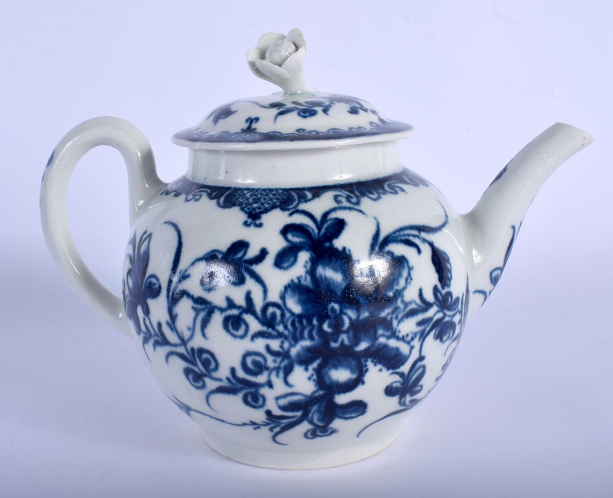 18th c. Worcester teapot and cover painted with the Mansfield pattern. 16.5cm long and 12.5cm high - Image 2 of 4