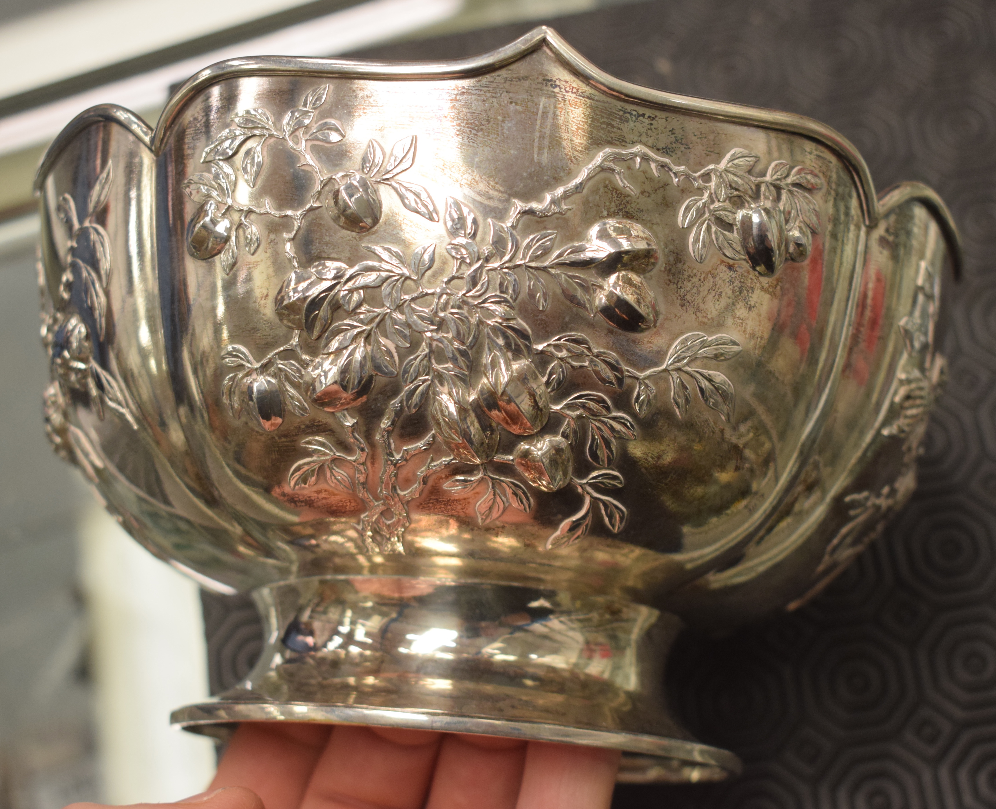 A LATE 19TH CENTURY CHINESE SCALLOPED SILVER BOWL by Zeewo, decorated with foliage and vines. 558 gr - Image 7 of 9