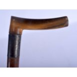 A 19TH CENTURY CONTINENTAL CARVED RHINOCEROS HORN HANDLED WALKING CANE. 88 cm long.