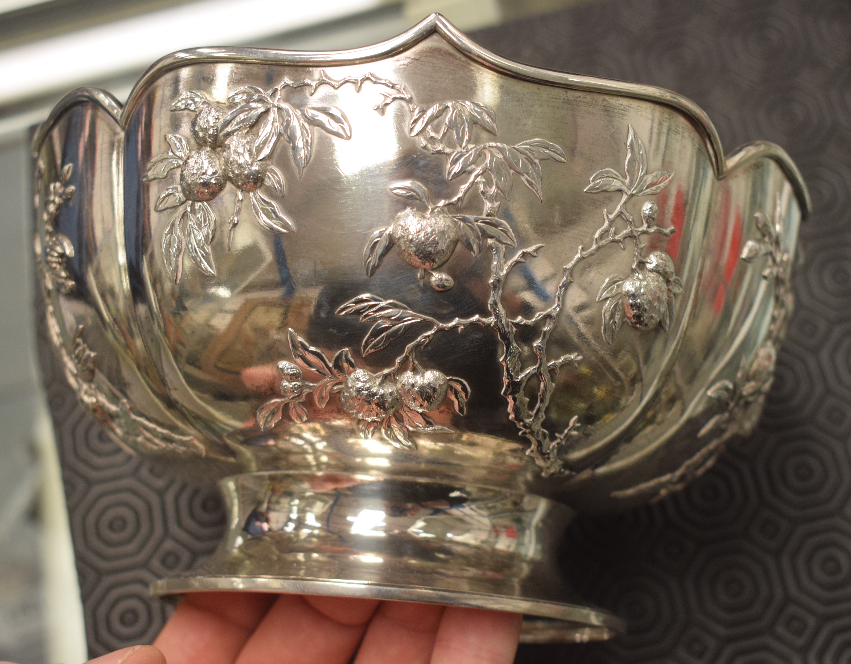 A LATE 19TH CENTURY CHINESE SCALLOPED SILVER BOWL by Zeewo, decorated with foliage and vines. 558 gr - Image 5 of 9
