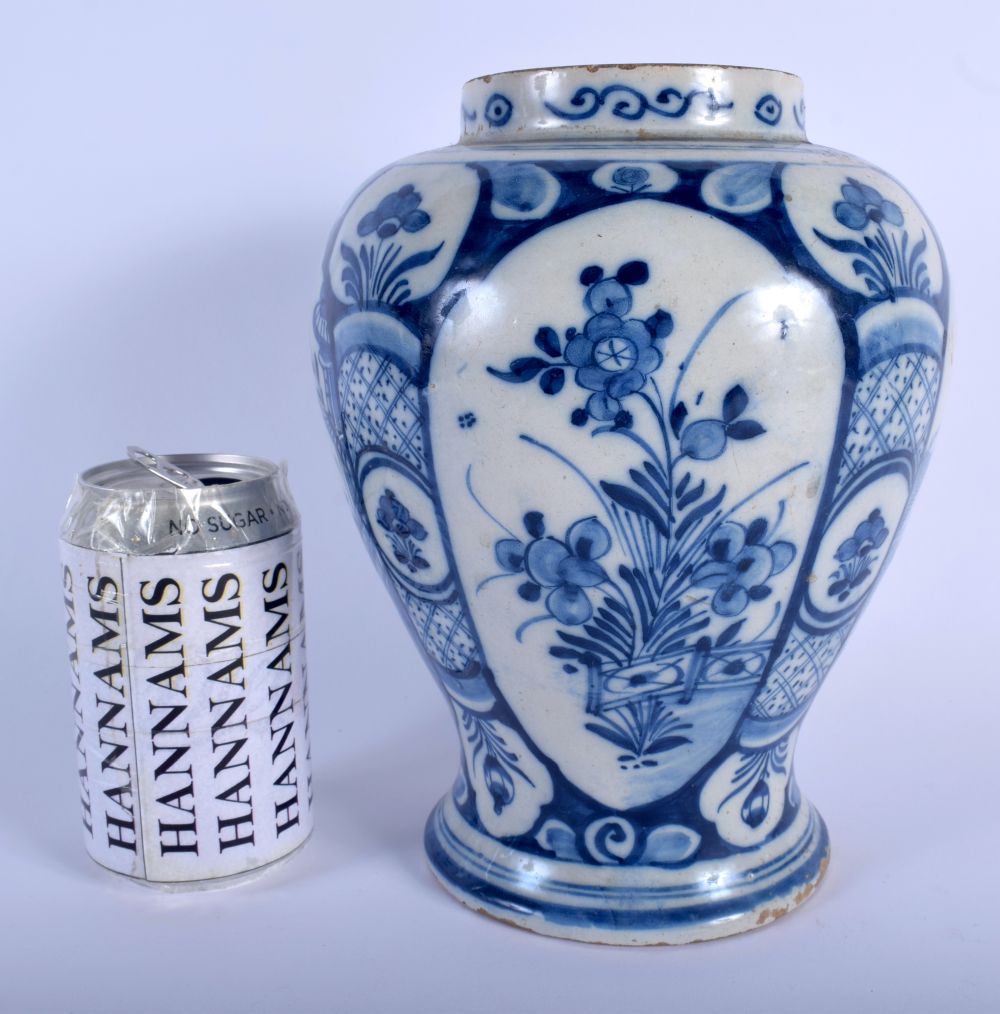 AN 18TH CENTURY DUTCH DELFT BLUE AND WHITE BALUSTER VASE painted with floral sprays. 23 cm x 12 cm.