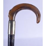 A 19TH CENTURY CONTINENTAL CARVED RHINOCEROS HORN HANDLED SWAGGER STICK. 80 cm long.