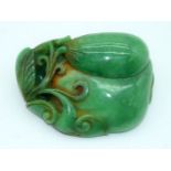 A Chinese carved Jade boulder of a fruiting pod 7,5 cm.