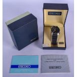 A BOXED SEIKO BLACK DIAL WRISTWATCH. 4 cm wide.