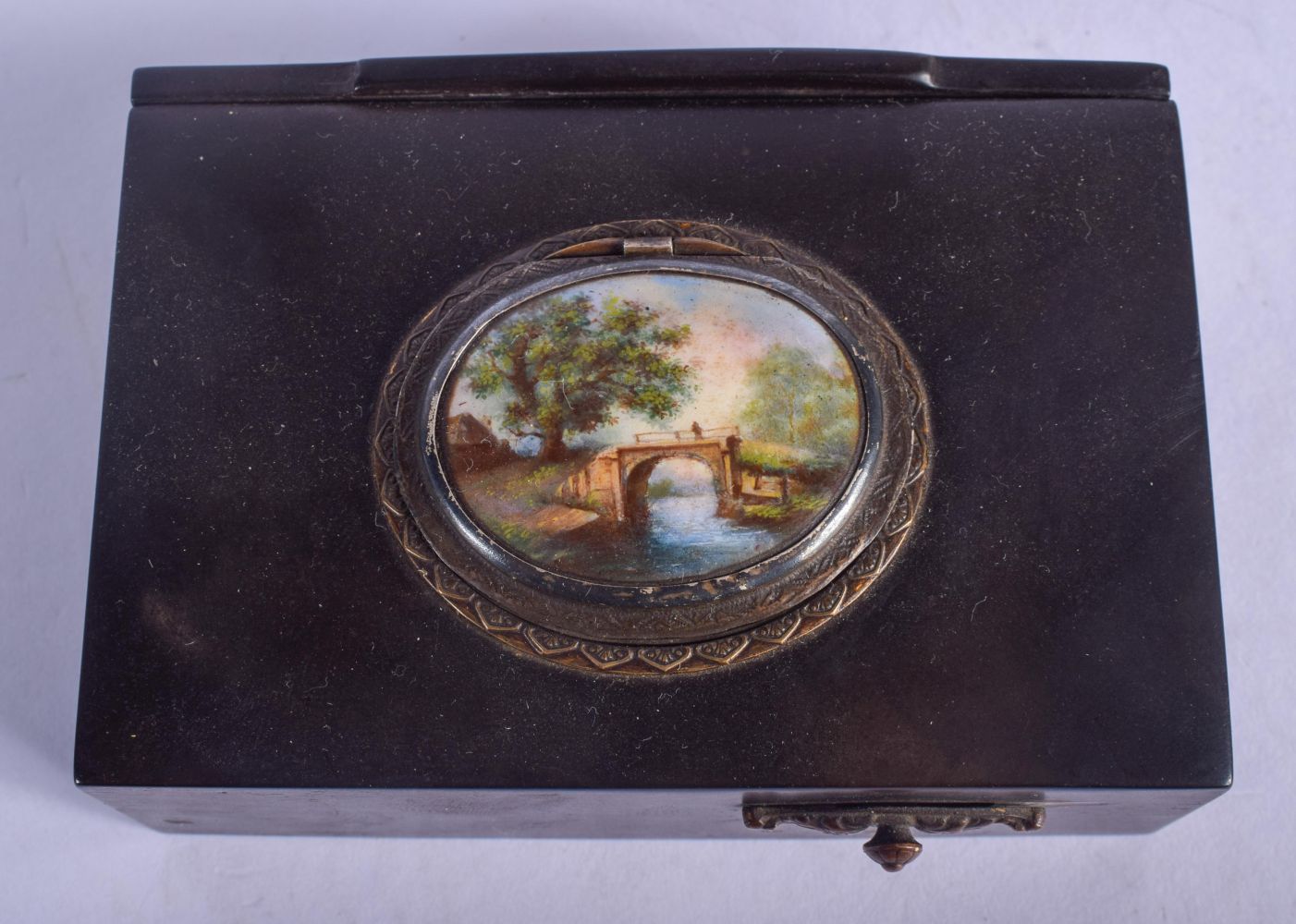 A MID 19TH CENTURY EUROPEAN TORTOISESHELL AUTOMATON SINGING BIRD BOX painted with a river scene. 10 - Bild 3 aus 6