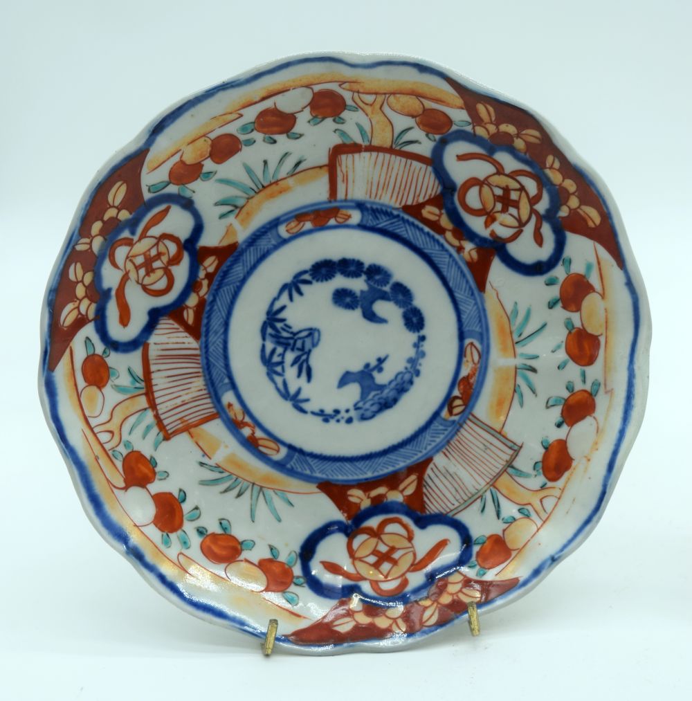 A Japanese Imari scalloped plate together with another plate 21cm. (2) - Image 2 of 6